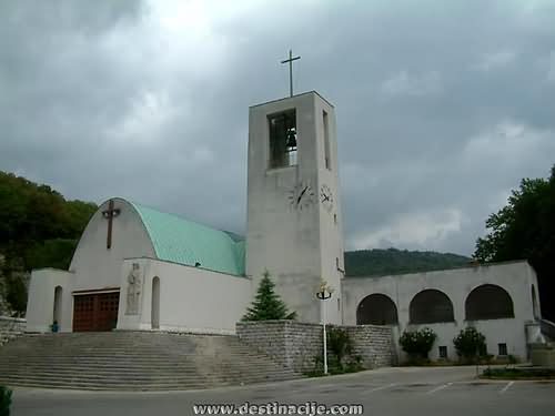 Sveta Barbara-župna crkva u Raši