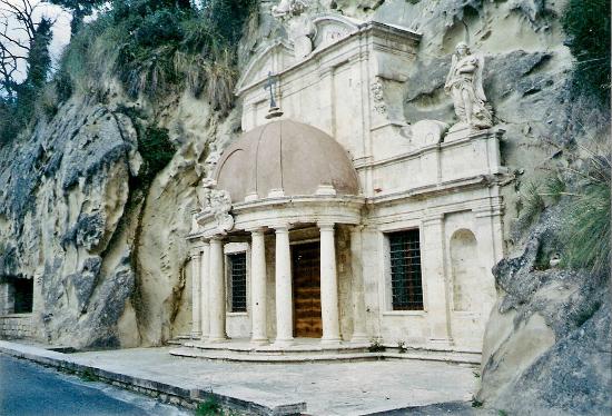 Sveti Emigdije-Tempietto Sant'Emidio alle Grotte u Ascoliju